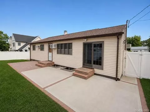 10 Peter Ln, Plainview, NY 11803 photo 2