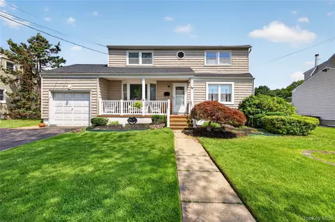 88 Crestwood Blvd, Farmingdale, NY 11735