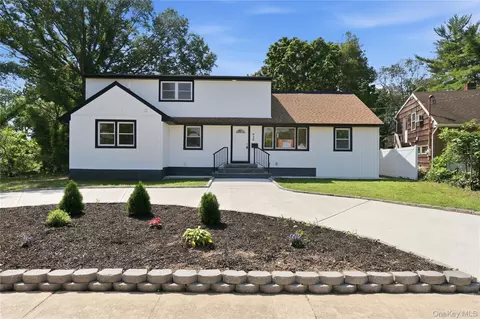 930 Park Dr, Wantagh, NY 11793
