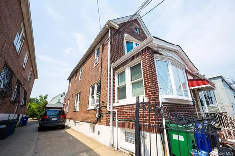 38-26 55th St, New York, NY 11377