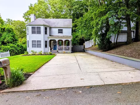 149 Grassy Pond Dr S, Smithtown, NY 11787