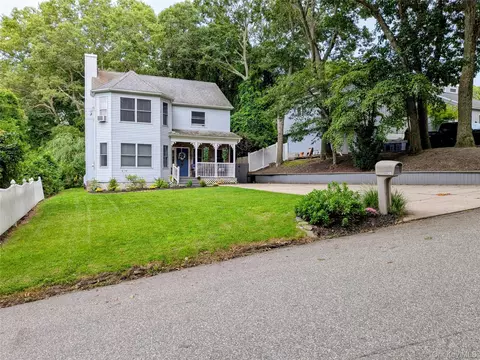 149 Grassy Pond Dr S, Smithtown, NY 11787