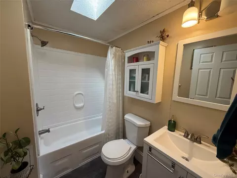 Bath - 39 Depew Park, Wallkill, NY 12589 photo 1 of 4