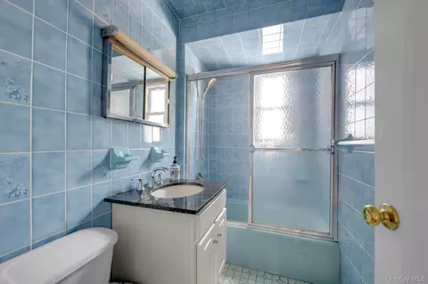 Bath - 13835 64th Ave, Flushing, NY 11367 photo 2 of 3