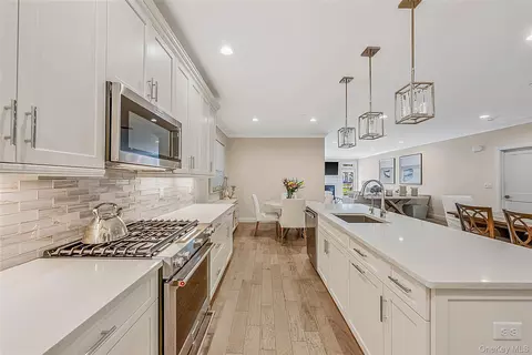 Kitchen - 52102 Beech Tree Ln, Plainview, NY 11803 photo 3 of 4