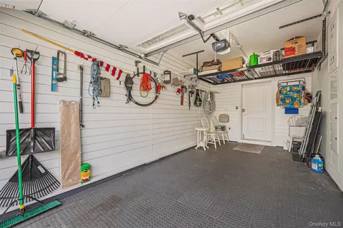 Entry Way - 52102 Beech Tree Ln, Plainview, NY 11803 photo 2 of 2