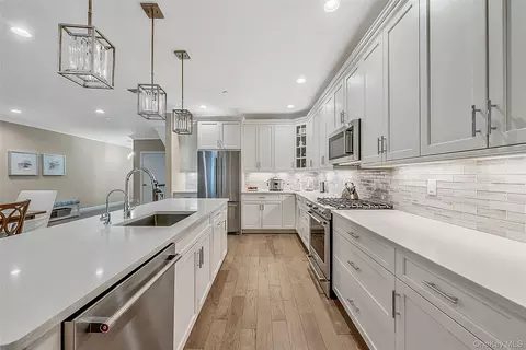 Kitchen - 52102 Beech Tree Ln, Plainview, NY 11803 photo 2 of 4