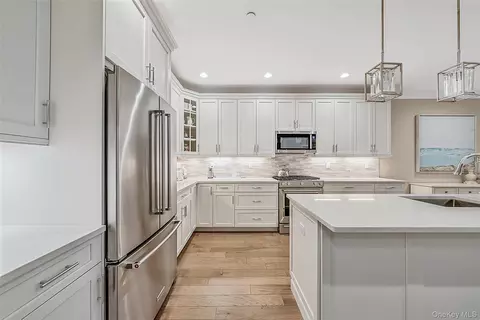 Kitchen - 52102 Beech Tree Ln, Plainview, NY 11803 photo 4 of 4