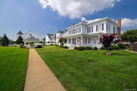 1 Ridgewood Dr, Wantagh, NY 11793