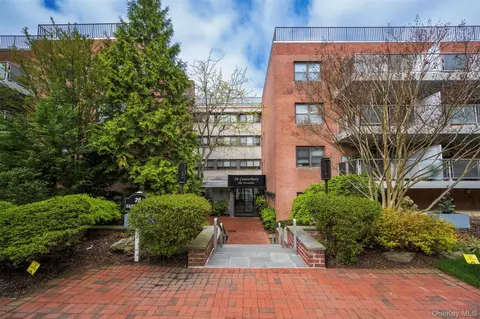 20 Canterbury Rd #3A, North Hempstead, NY 11021