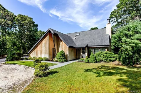 6 Strathmore Ct, Remsenburg, NY 11960