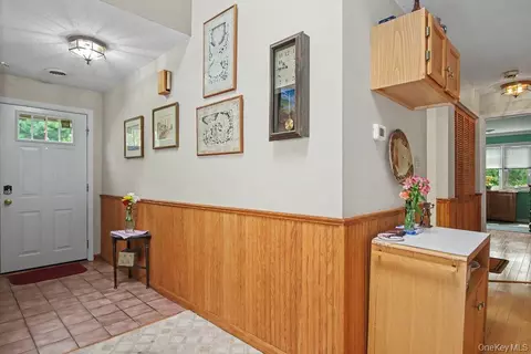 Entry Way - 137 Fields Ln, Peekskill, NY 10566 photo 1 of 2