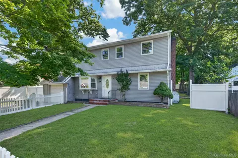 10 Field Pl, Huntington Station, NY 11746