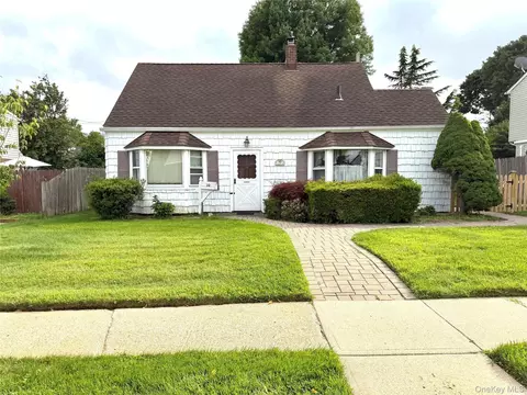 32 Griddle Ln, Levittown, NY 11756