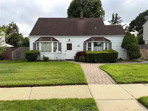 32 Griddle Ln, Levittown, NY 11756