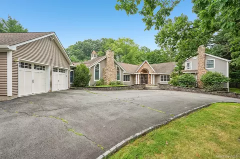 55 Strawtown Rd, Clarkstown, NY 10956