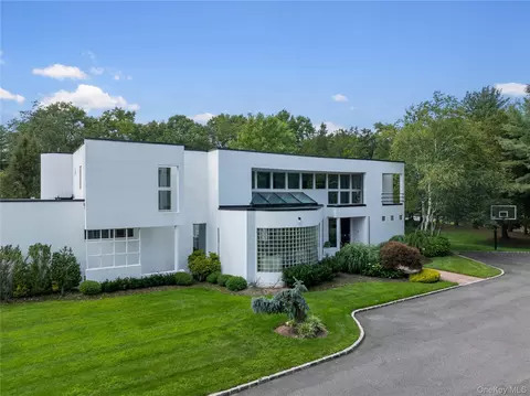 1 Vista Dr, Syosset, NY 11791