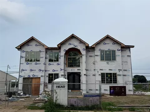 109 Spring Ln, Levittown, NY 11756