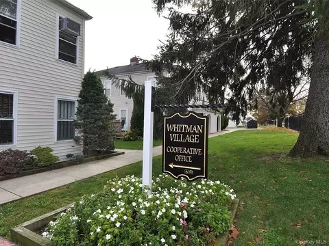 270 Lowndes Ave #121G, Huntington Station, NY 11746