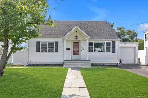 552 18th St, West Babylon, NY 11704