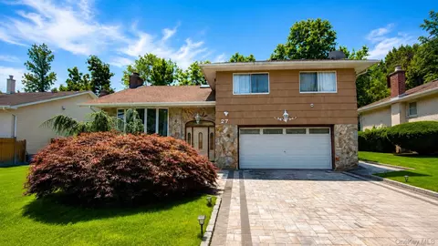 27 Barrypark Ct, North Hempstead, NY 11507