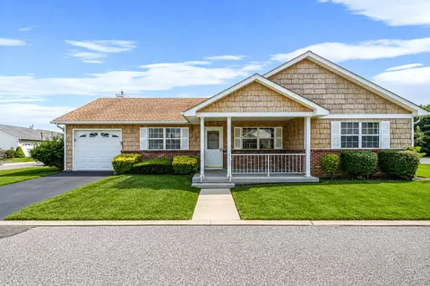18 Kathleen Dr, Oakdale, NY 11769