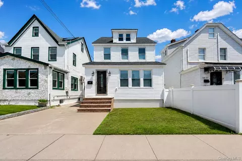 11425 210th St, New York, NY 11411