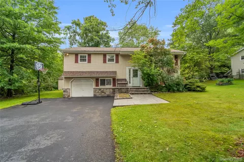 124 Northmore Dr, Yorktown, NY 10598
