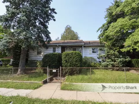 3140 Country Club Rd, New York, NY 10465