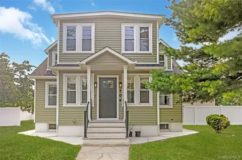 104 N 18th St, Wheatley Heights, NY 11798