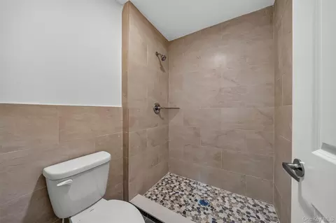 Bath - 1 Hulse St, Wallkill, NY 10940 photo 2 of 3