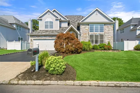 48 Peachtree Ct, Holtsville, NY 11742