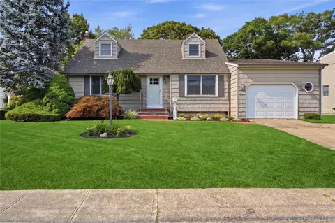 391 Oakwood Ave, West Islip, NY 11795
