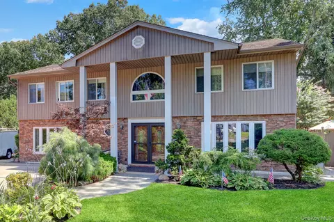 15 Denise Ln, Hauppauge, NY 11788