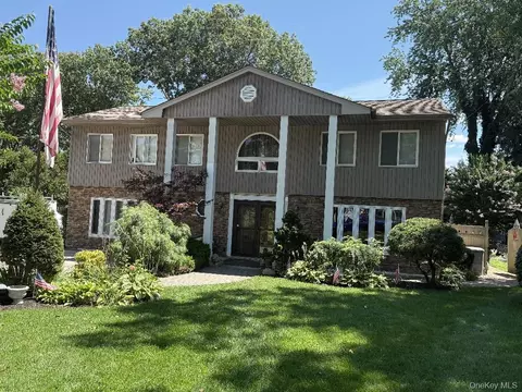 15 Denise Ln, Hauppauge, NY 11788