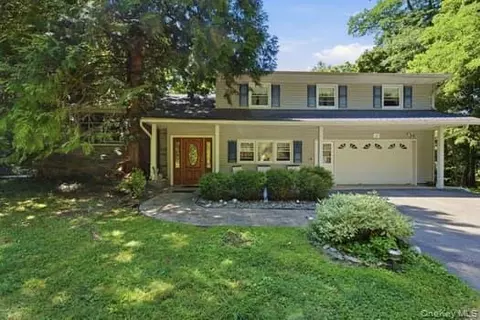 24 Van Dam Rd, Hyde Park, NY 12538