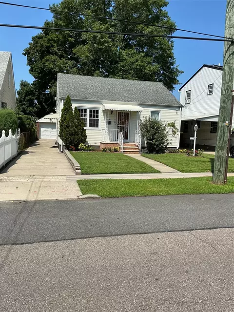 11824 236th St, New York, NY 11411