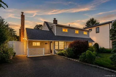 34 Hedge Ln, North Hempstead, NY 11590