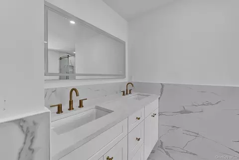 Bath - 21 Cypress Ave, Bethpage, NY 11714 photo 4 of 5