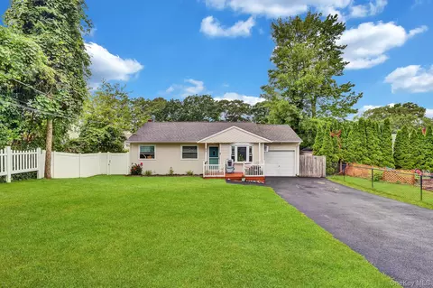 84 Palm Rd, Rocky Point, NY 11778