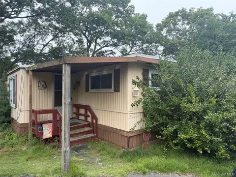 2 Periwinkle Dr, Bohemia, NY 11716