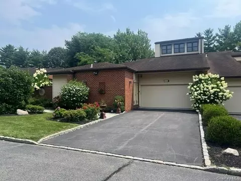 264 Sparrow Dr, North Hempstead, NY 11030