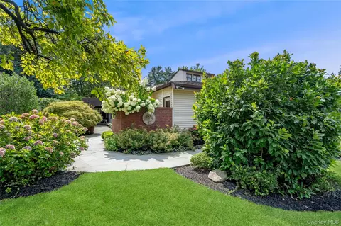264 Sparrow Dr, North Hempstead, NY 11030