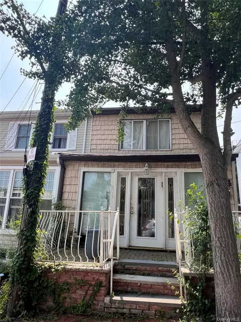 4 Pearce Pl, North Hempstead, NY 11021