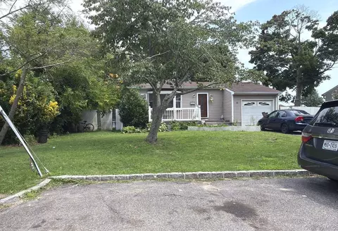 19 Chapman Pl, Bay Shore, NY 11706