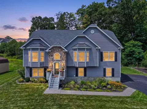 22 Ashley Ct, New Windsor, NY 12577