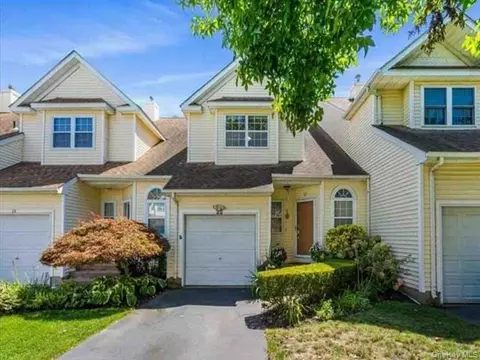 22 Apricot Ct, Melville, NY 11747