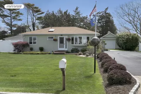 11 Bay St, Center Moriches, NY 11934