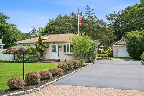 11 Bay St, Center Moriches, NY 11934