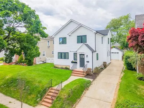 105 Moore St, New Hyde Park, NY 11040